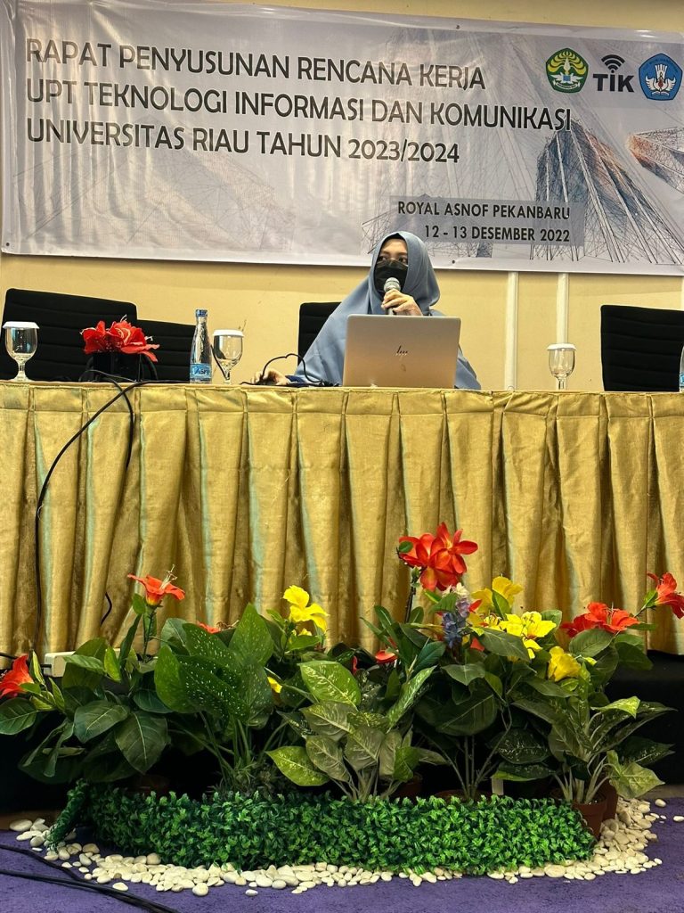 Narasumber yaitu Syahfiarni S.Ip, MH dari Kepegawaian Universitas Riau dengan Materi tentang tata cara penyusunan SKP ASN (Sumber : UPT TIK Universitas RIAU)